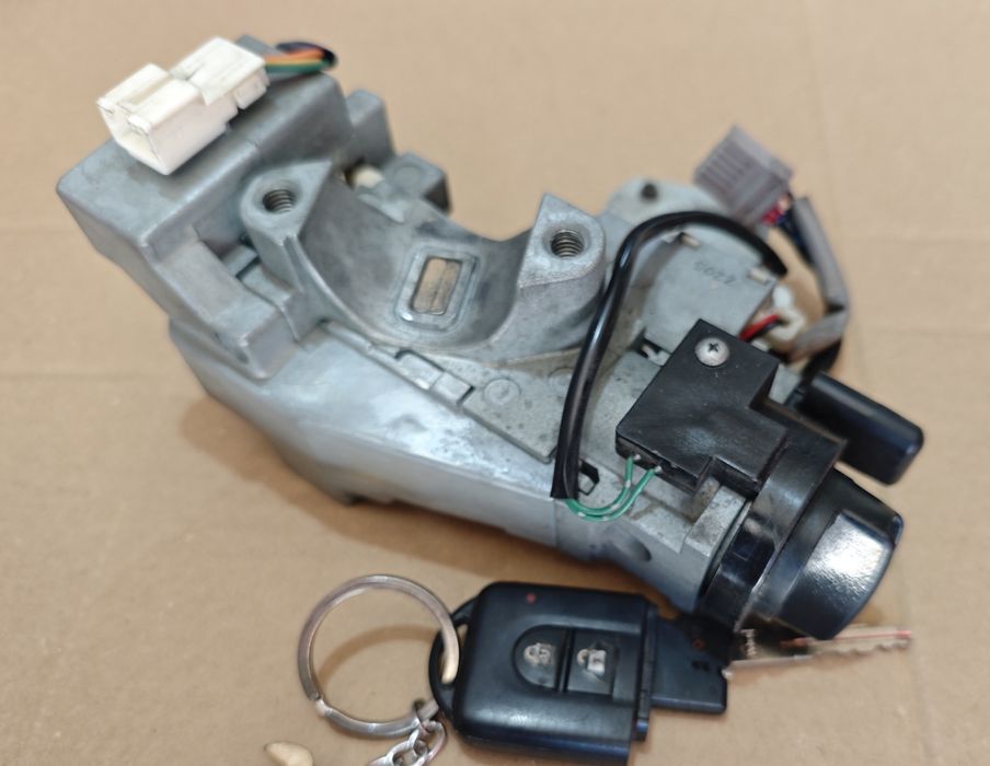 Продавам контактен ключ Nissan Micra K12