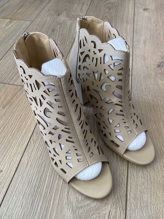 Дамски обувки на ток/боти в бежов цвят