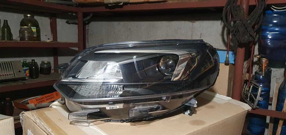 Продавам оригинален матричен LED фар за Opel Astra K.