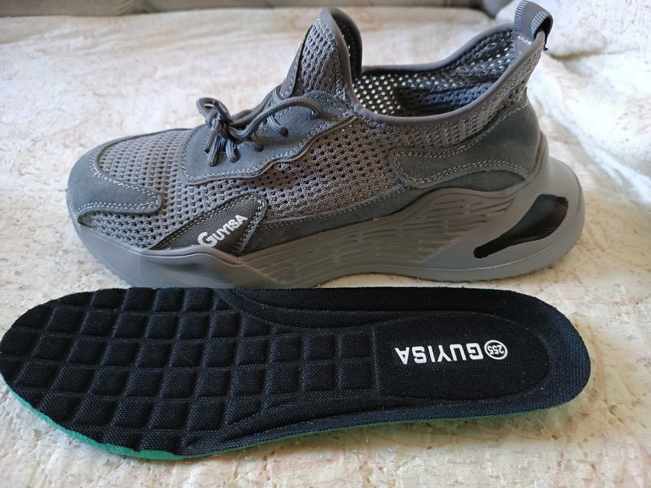 Кроссовки,подходят как для работы,так и для повседневной носки !