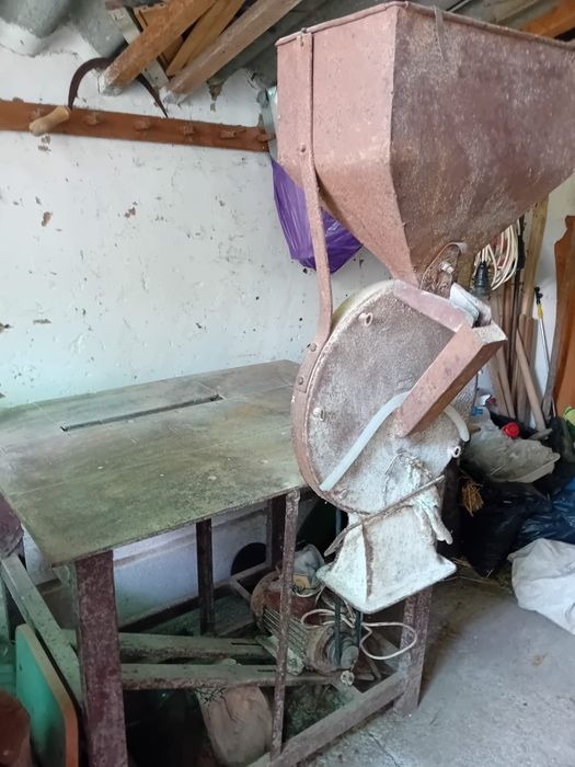 Masă de lucru metalica, cu moară cereale (porumb)
