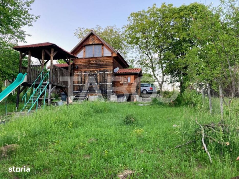 Casa de vacanta de vanzare curte libera de 640 mp in Tropinii Noi