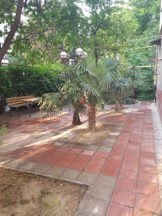 4-х комнатная квартира с двориком и паркингом Торг уместен !!!