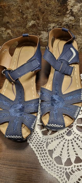 Практични дамски сандали номер 36