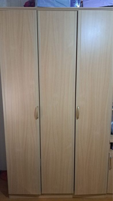 продается шкаф, рабочий стол, тумбочка.