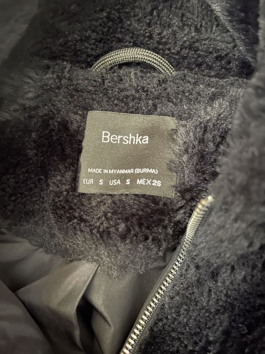 Черно пухкаво яке Bershka
