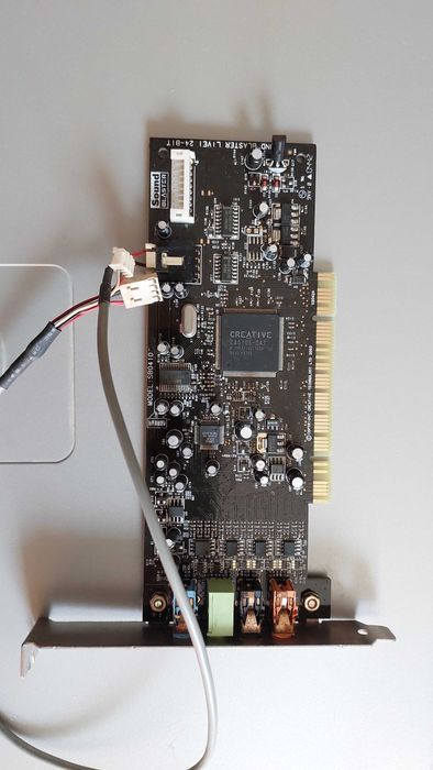 HDD 80GB IDE, placa video AGP, floppy, CD-ROM, Creativ soundblaster