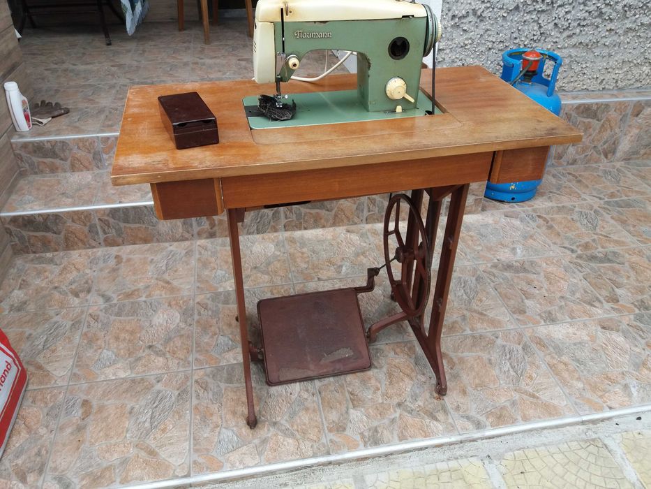 Стара крачна шевна машина