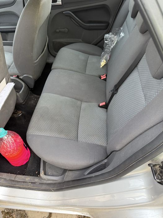 Vand ford focus pret 1700€ negociabil