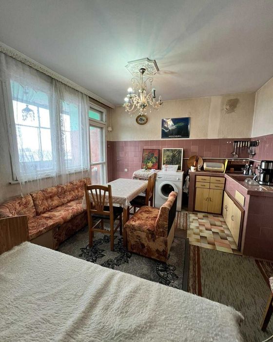 Тристаен апартамент с гледка към Боровата гора в кв. Боровец,