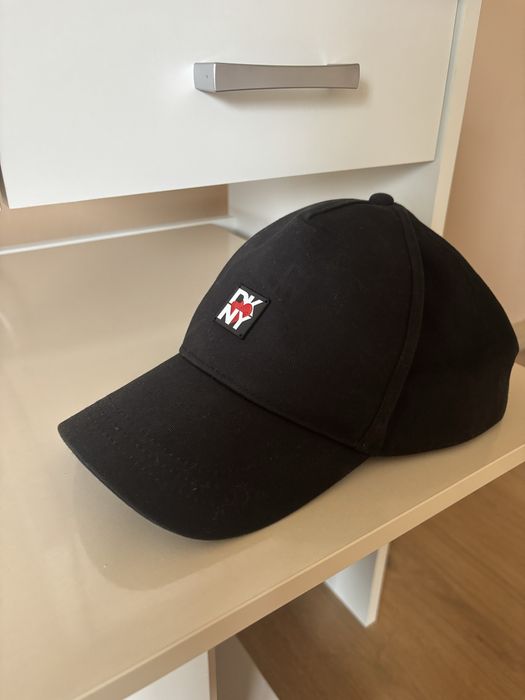 Дамска шапка Dkny
