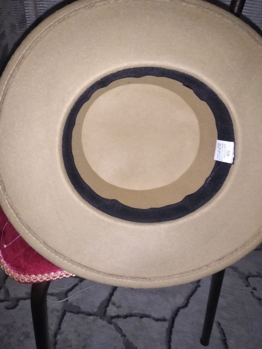 Продам бежевую шляпу