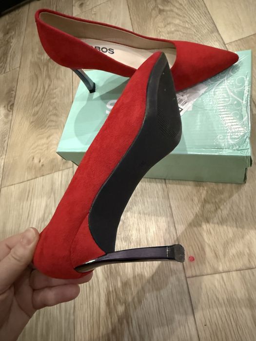 Красные замшевые туфли