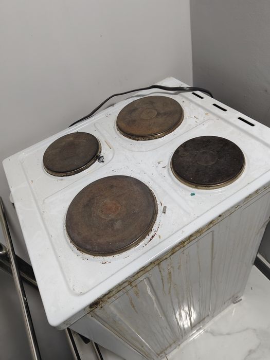 Продам электроплиту с духовкой