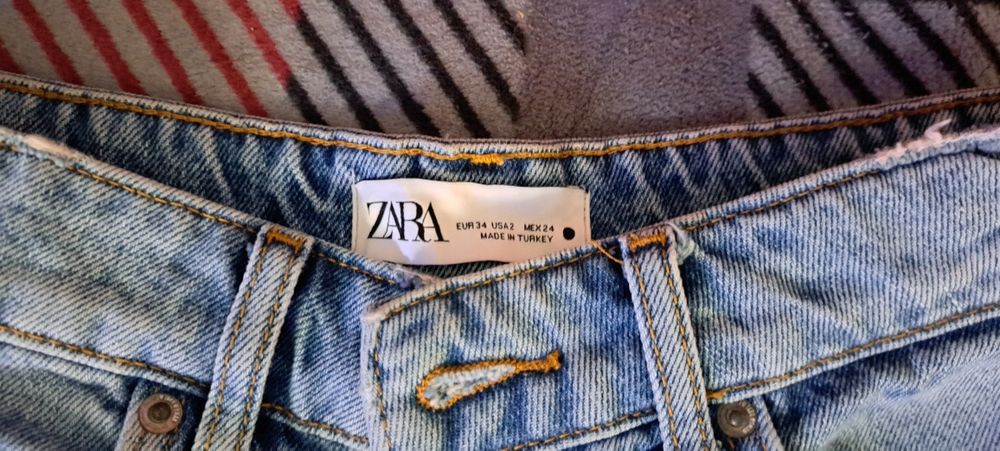 Blugi scurți noi cu eticheta Bershka, Nike și Zata