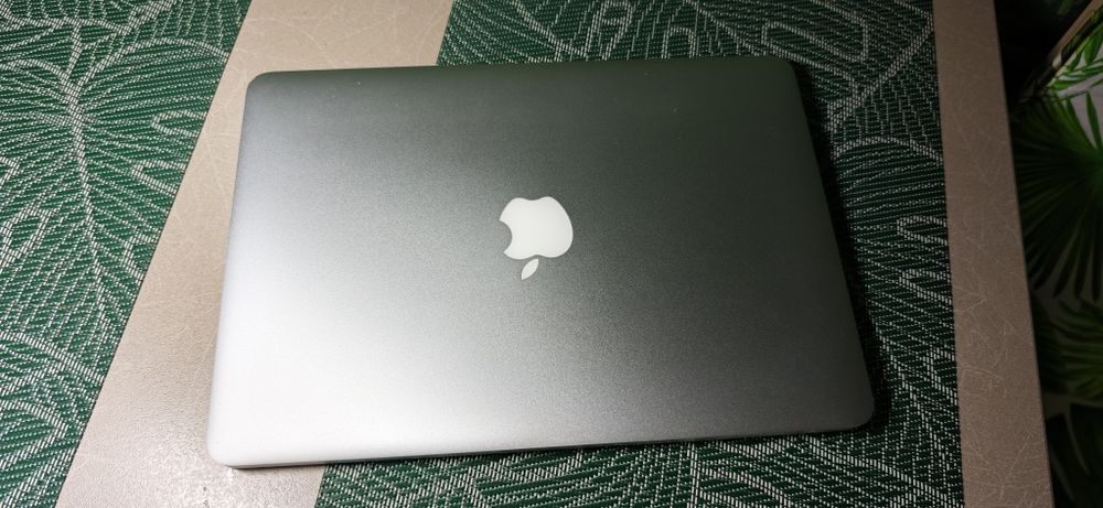 MacBook Pro 13" Retina Early 2015 – i5, 8 GB RAM, SSD 1 TB, baterie nouă (1 ciclu de încărcare)