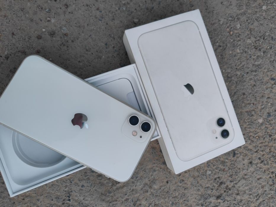 Xiaomi Mi 11 Ultra и iPhone 11 белый