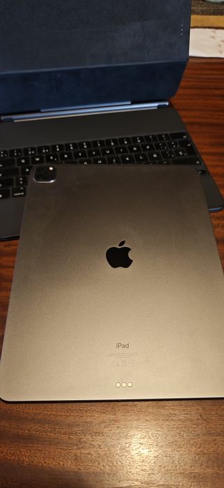 Ipad 12,9" 4th generation 128 GB + Magic keyboard+apple pencil