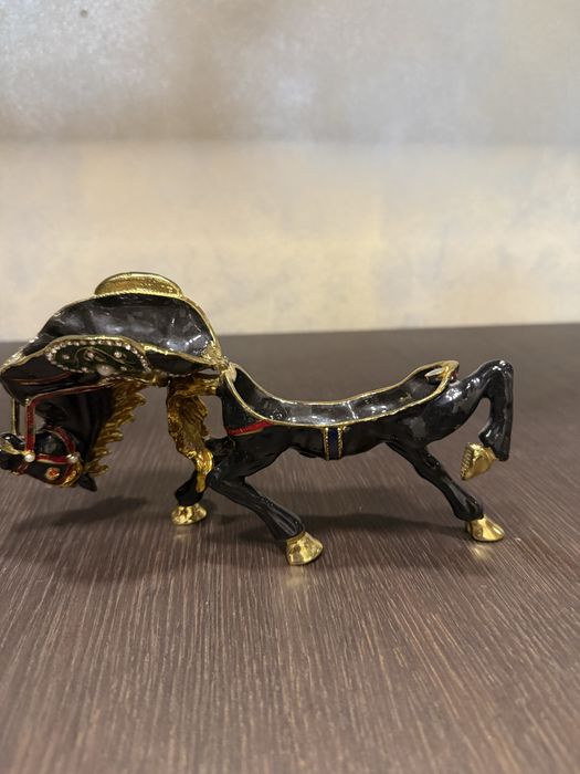 Кутийки за съхранение на бижута във формата на кон и паун