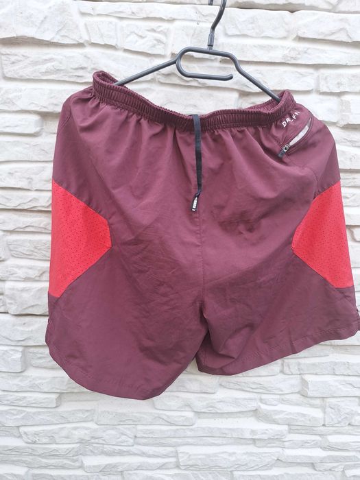 Pantaloni  Nike scurti superbi marime M
