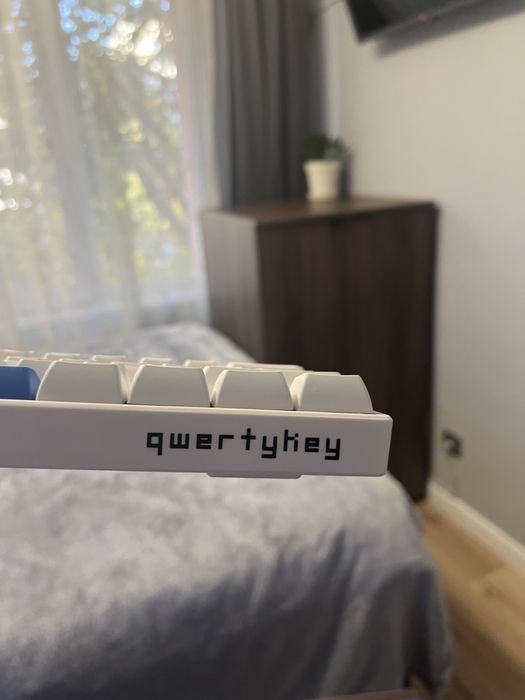 Tastatura full custom qwertykey, cu taste akko.