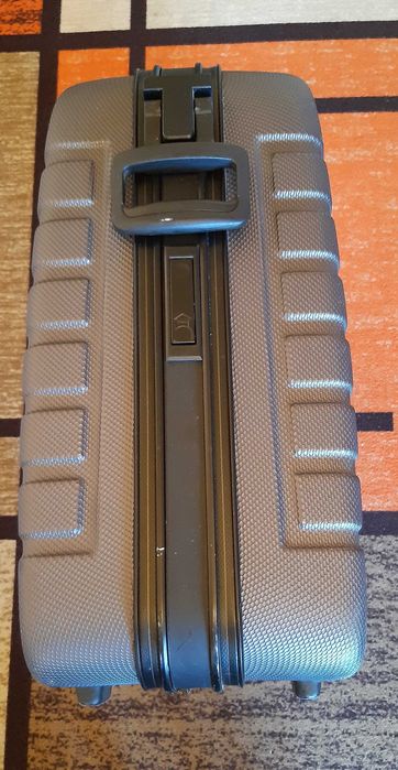 Продавам голями твърди куфари за пътуване