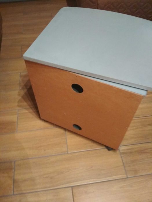 Продавам шкаф за телевизор