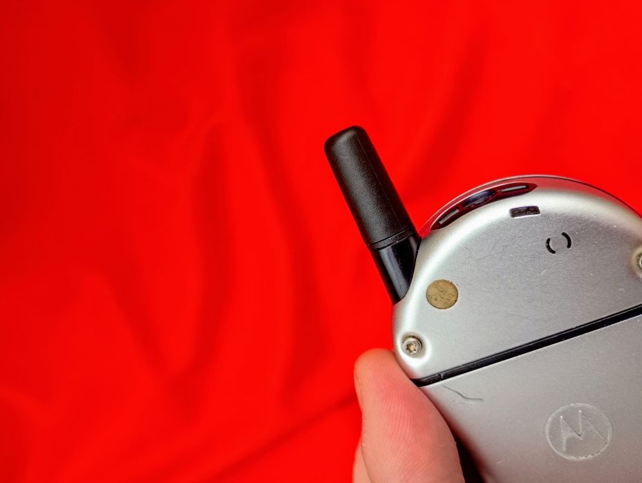 Motorola v70 Nou + accesorii originale ( decodat,folie pe clapetă)