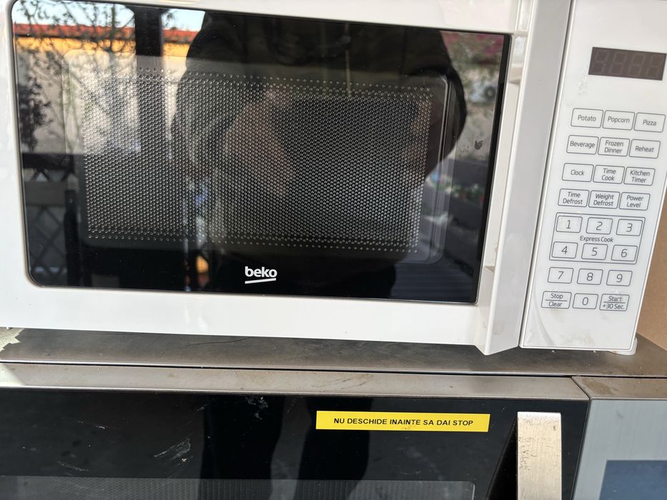 cuptor cu microunde Beko 20 L putin folosit