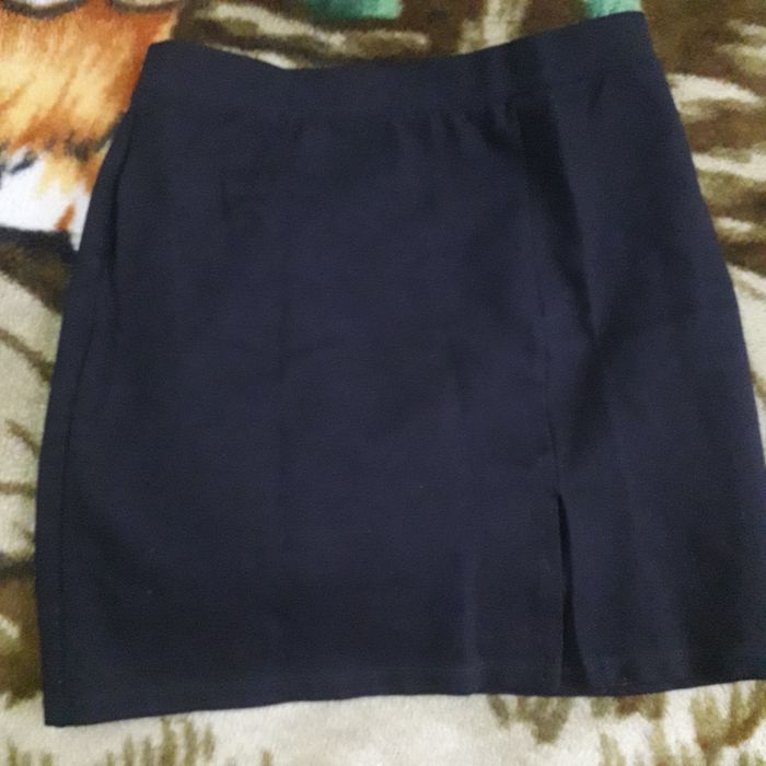 Продам юбку короткую с разрезом