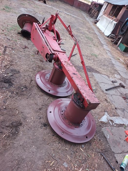 Vând semănătoare de porumb , cositoare, grebla