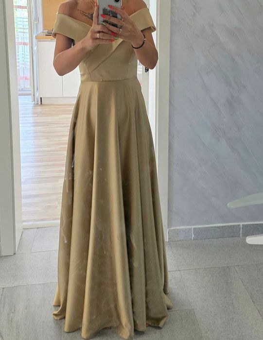 Блестяща златиста рокля за незабравими моменти