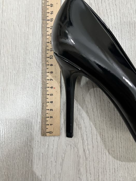 Черные лакированные туфли