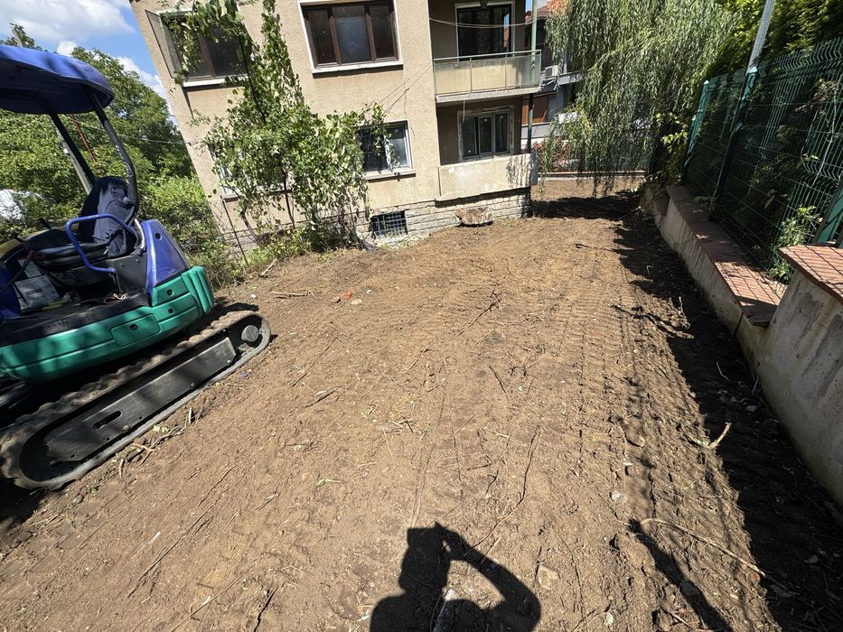 Изкопни дейности с мини багер и самосвал.