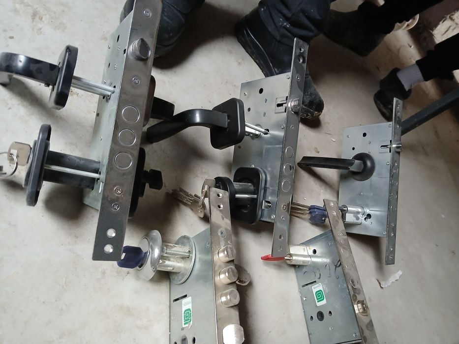 Замок.   Комлекте сатылады