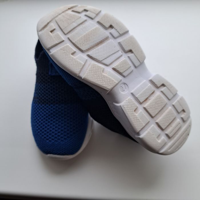 Продам детскую обувь