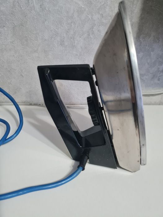 Продам утюг () в хорошем состоянии