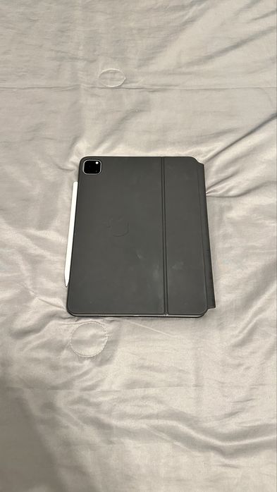 Apple Magic Keyboard pentru iPad Pro 11” – Cutie originală, stare impecabilă