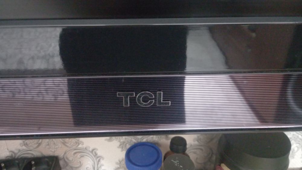 Телевизор TCL с кронштейном