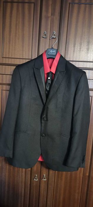 Абитуриентски костюм