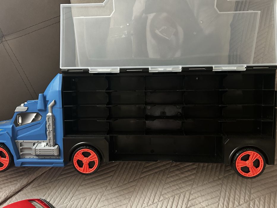 Masini baietei - pompieri si depozitare masini hot wheels