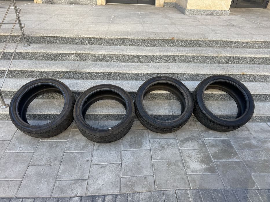 Продам шины 245/40/19