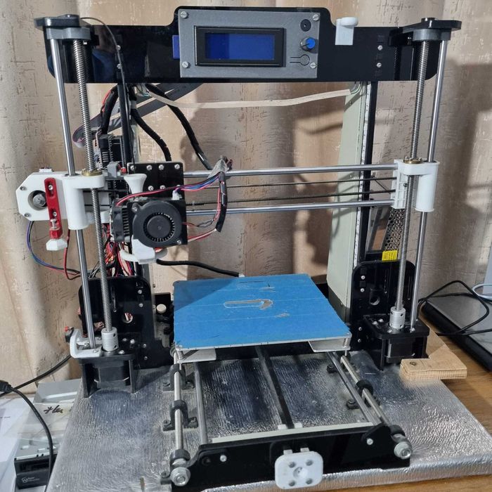 Vând imprimanta 3D model A8