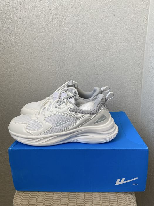 Продам женские кроссовки