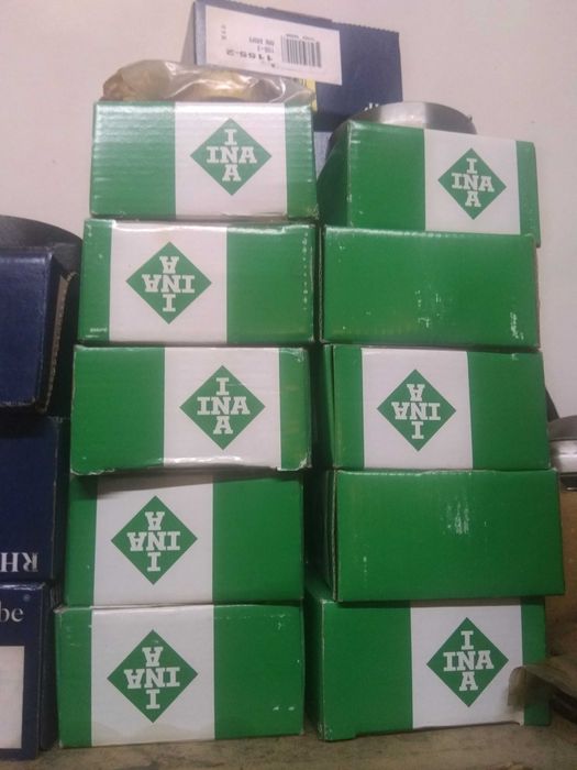 Продават се всички лагери налични от склада на магазин на едро.