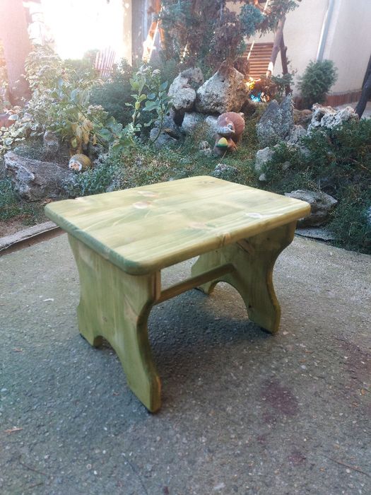 Дървено столче...