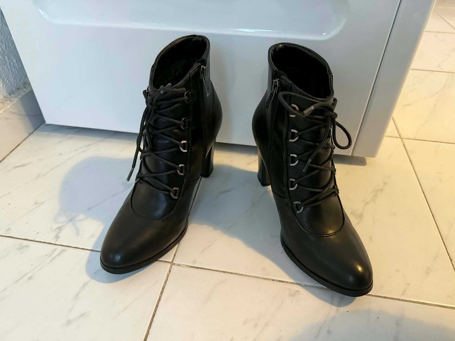 Два чифта боти, номер 39