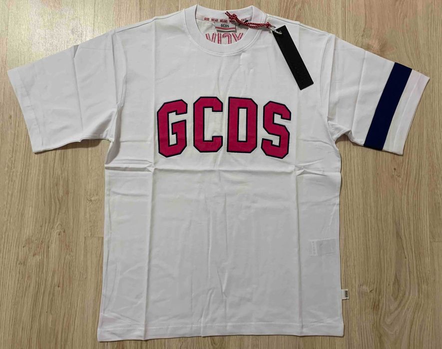 Мъжки тениски GCDS Milano налична в черно и в бял цвят