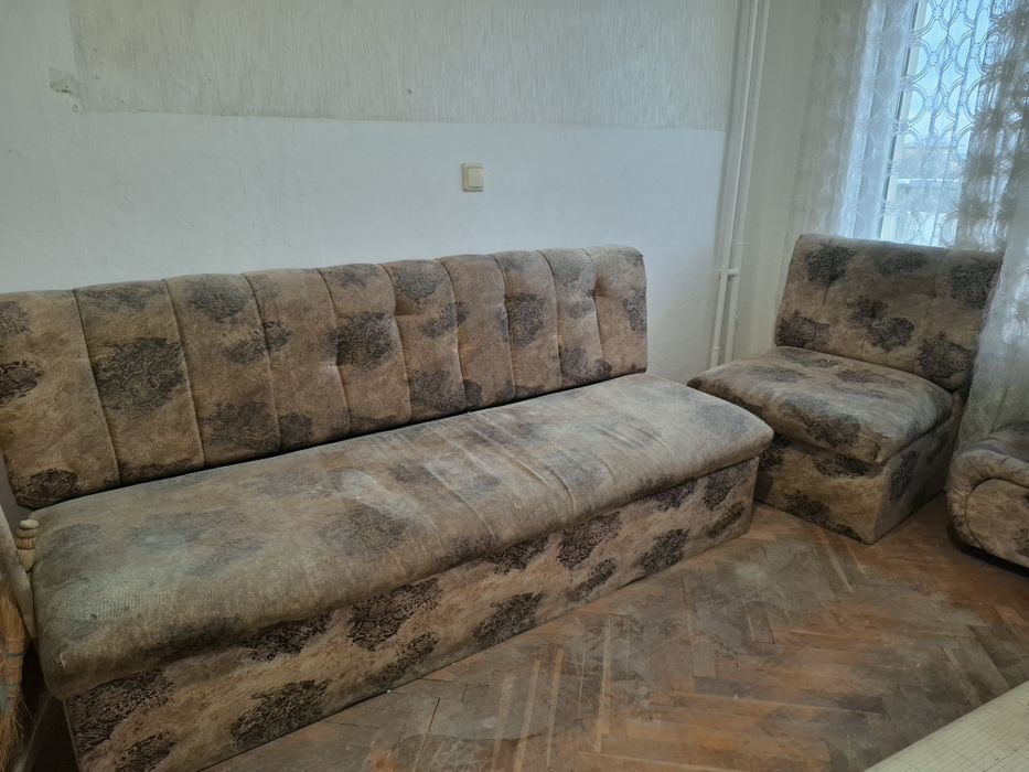 Подарявам диван с две табуретки