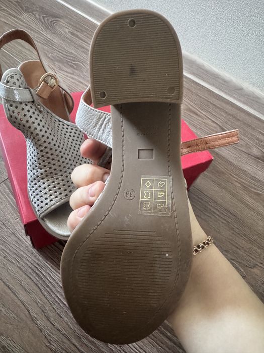 Продам босоножки